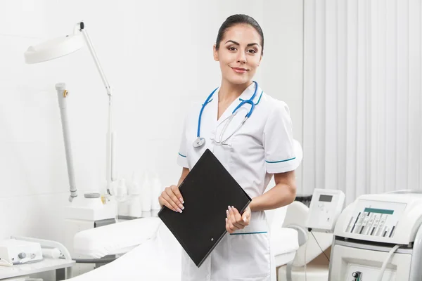 Mooie brunette vrouw medische werknemer — Stockfoto