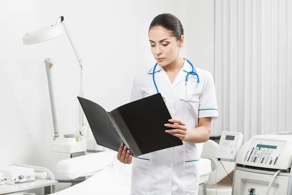 Schön brünette frau mediziner arbeiter — Stockfoto