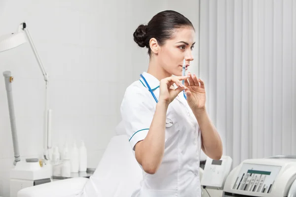 Mooie brunette vrouw medische werknemer — Stockfoto