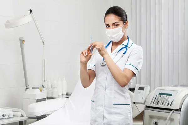 Mooie brunette vrouw medische werknemer — Stockfoto