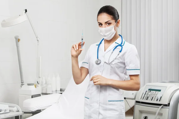 Красивая брюнетка медицинская работница — стоковое фото
