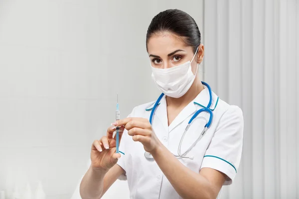 Mooie brunette vrouw medische werknemer — Stockfoto