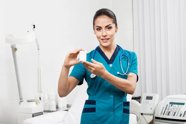 Mooie brunette vrouw medische werknemer — Stockfoto