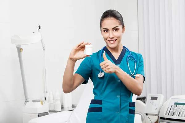 Mooie brunette vrouw medische werknemer — Stockfoto