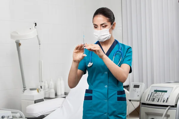 Mooie brunette vrouw medische werknemer — Stockfoto