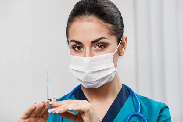 Schön brünette frau mediziner arbeiter — Stockfoto