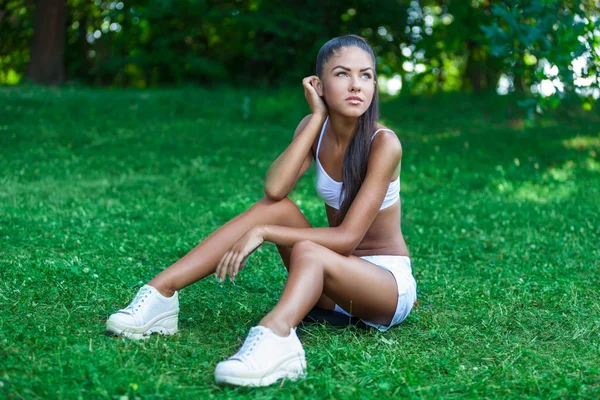 Young beautiful brunette sportswoman outdoor — Stock Photo, Image