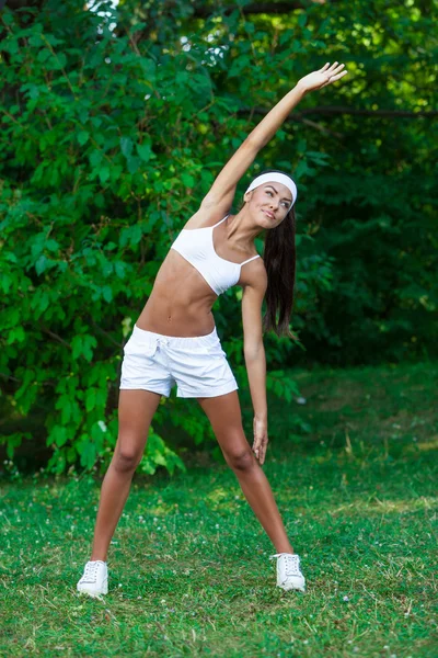 Молодая красивая брюнетка спортсменка на открытом воздухе — стоковое фото