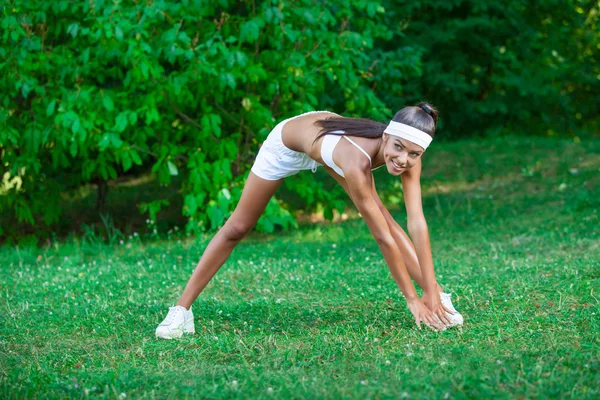 Jeune belle brune sportive en plein air — Photo