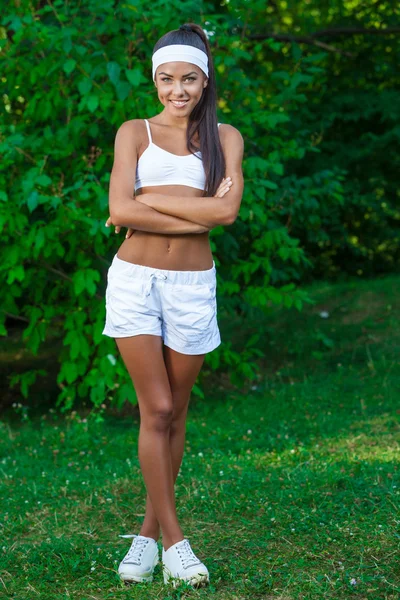 Jeune belle brune sportive en plein air — Photo