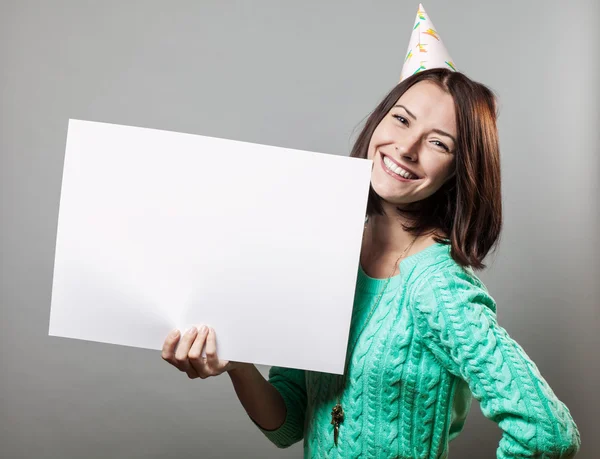 Jonge brunette vrouw bedrijf leeg teken — Stockfoto