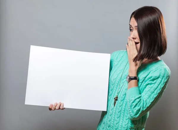 Jonge brunette vrouw bedrijf leeg teken — Stockfoto