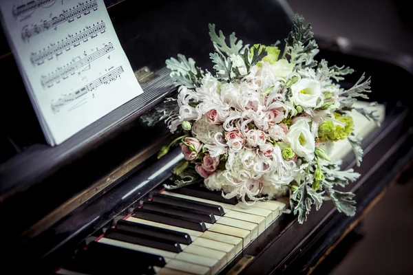 Buket pengantin pada piano close-up — Stok Foto