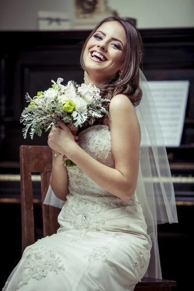 Jovem bela noiva segurando buquê de flores . — Fotografia de Stock