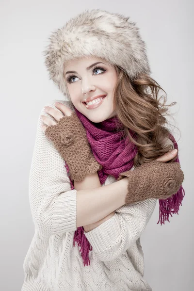 Молода красива жінка в хутряному капелюсі і шарфі — стокове фото