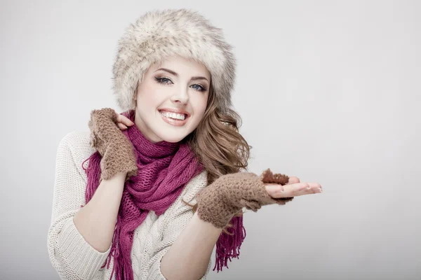 Jeune belle femme portant chapeau de fourrure et écharpe — Photo