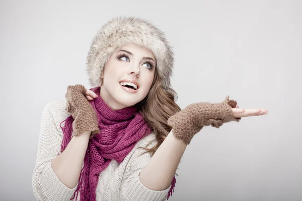 Giovane bella donna indossa cappello di pelliccia e sciarpa — Foto Stock