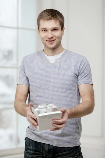 Giovane uomo in possesso di scatola regalo — Foto Stock