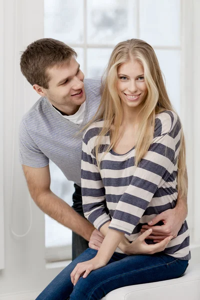 Feliz joven pareja caucásica — Foto de Stock