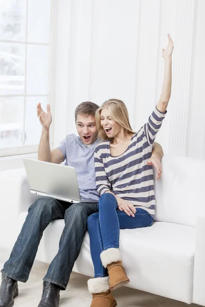 Young caucasian couple sitting on couch — Stock Photo, Image