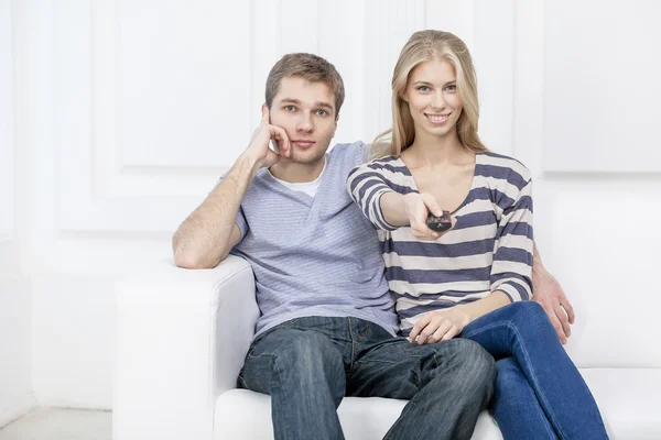 Junges kaukasisches Paar sitzt auf Couch — Stockfoto