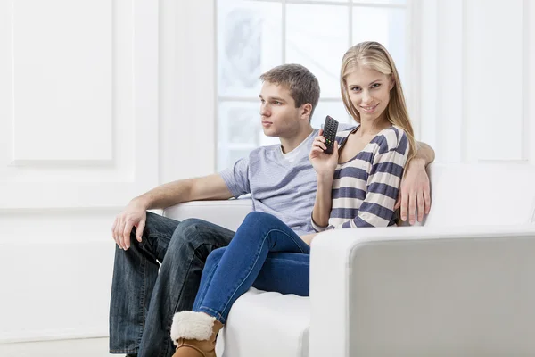 Junges kaukasisches Paar sitzt auf Couch — Stockfoto