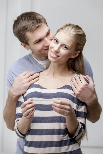 Jonge Kaukasische paar kijken naar zwangerschapstest — Stockfoto