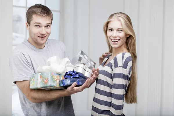 Hombre dando regalos a una joven hermosa mujer —  Fotos de Stock