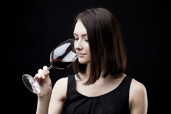Mujer sosteniendo copa de vino — Foto de Stock