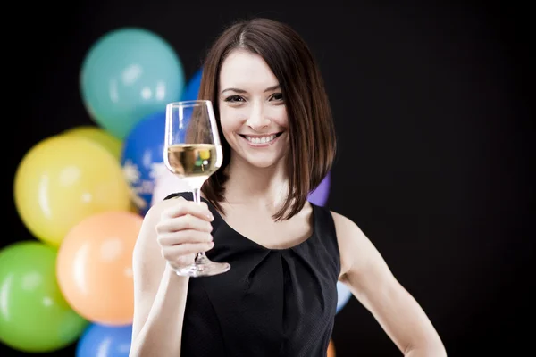 Mulher segurando copo de vinho — Fotografia de Stock