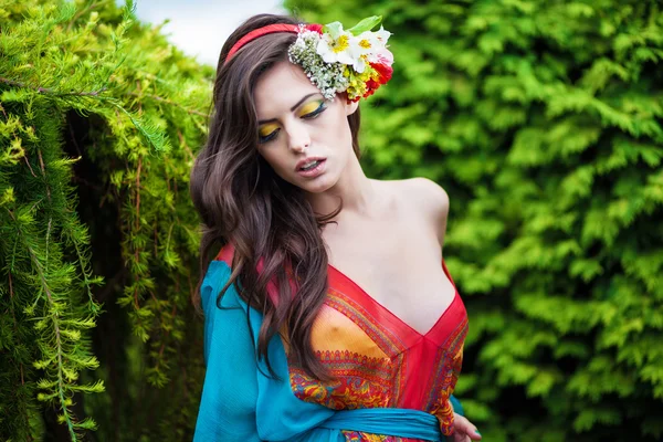 Krásná bruneta žena venku — Stock fotografie