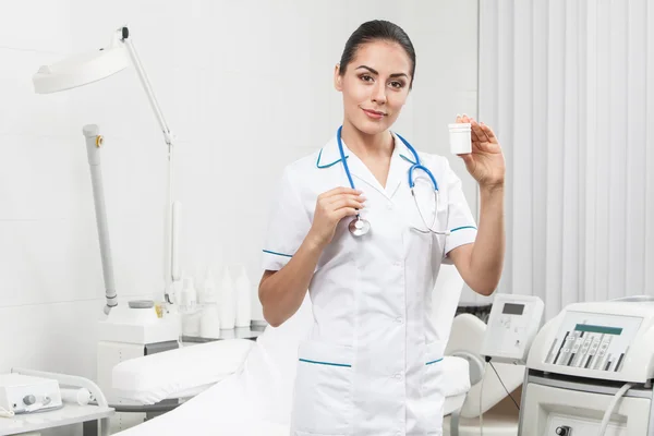 Schön brünette frau mediziner arbeiter — Stockfoto