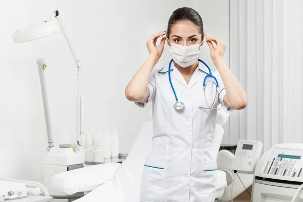 Mooie brunette vrouw medische werknemer — Stockfoto