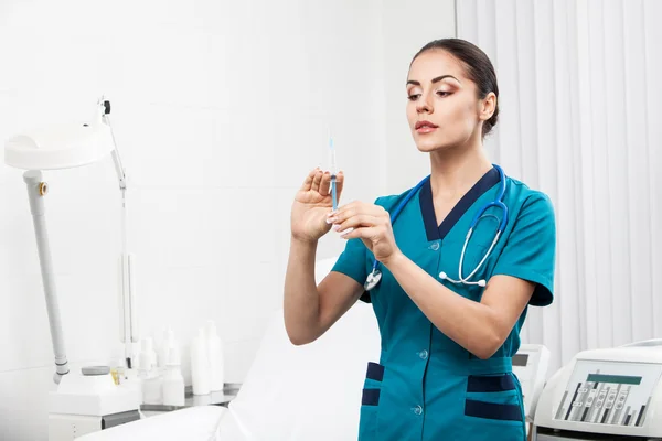 Schön brünette frau mediziner arbeiter — Stockfoto