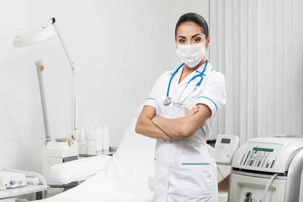 Mooie brunette vrouw medische werknemer — Stockfoto