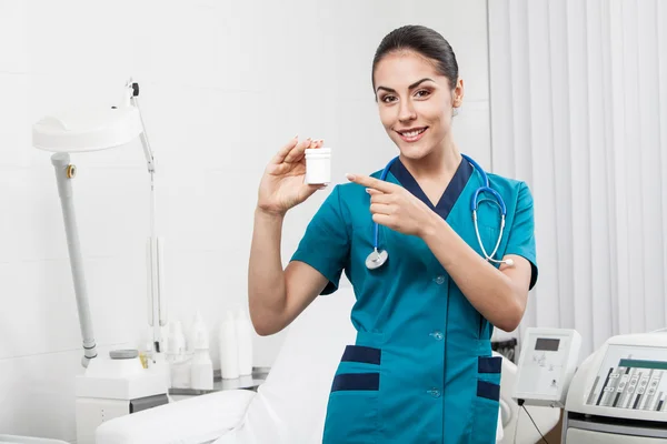 Mooie brunette vrouw medische werknemer — Stockfoto