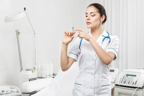 Mooie brunette vrouw medische werknemer — Stockfoto