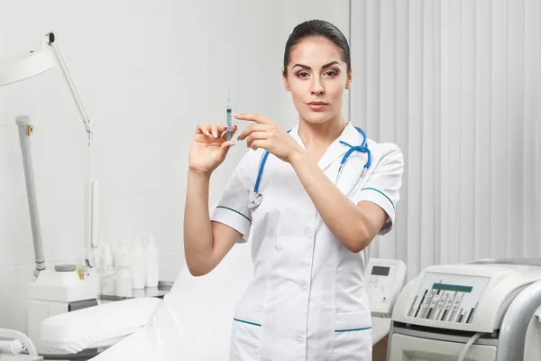 Vacker brunett kvinna medicinsk arbetare — Stockfoto