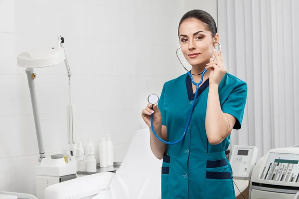 Mooie brunette vrouw medische werknemer — Stockfoto