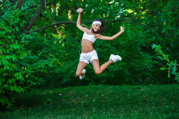 Joven hermosa morena deportista al aire libre — Foto de Stock