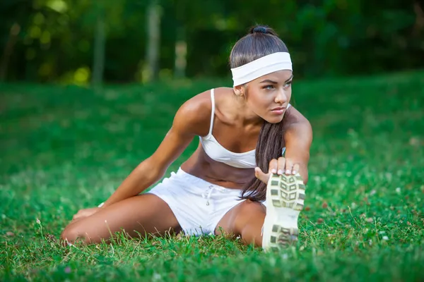 Joven hermosa morena deportista al aire libre — Foto de Stock