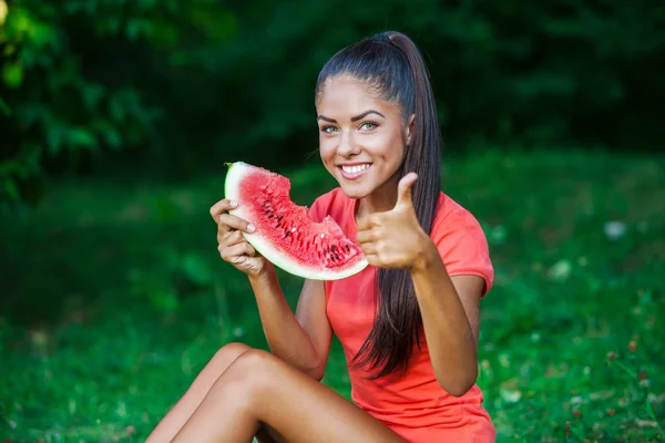 Jonge mooie brunette vrouw eten watermeloen — Stockfoto