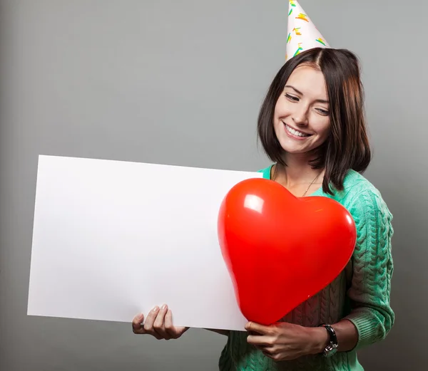 Jonge brunette vrouw bedrijf leeg teken — Stockfoto