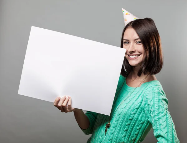 Giovane donna bruna con un segno in bianco — Foto Stock