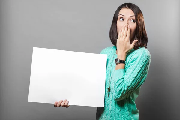 Junge brünette Frau mit leerem Schild — Stockfoto