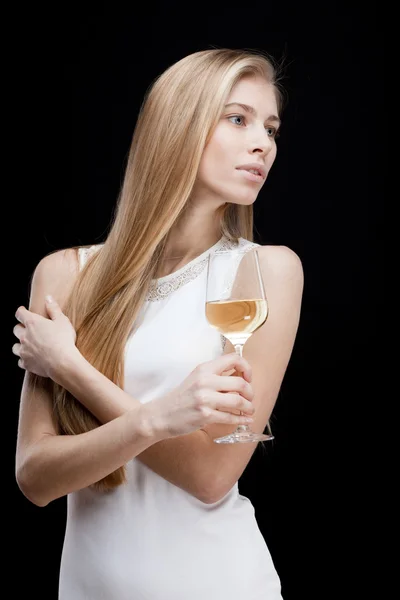 Jeune femme blonde tenant un verre de vin blanc — Photo