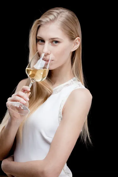 Jovem loira segurando copo de vinho branco — Fotografia de Stock