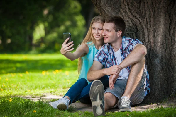 Gelukkige jonge mensen buiten — Stockfoto