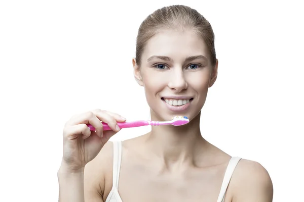 Jovem mulher loira feliz com escova de dentes — Fotografia de Stock