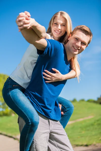 Glada unga människor utomhus — Stockfoto